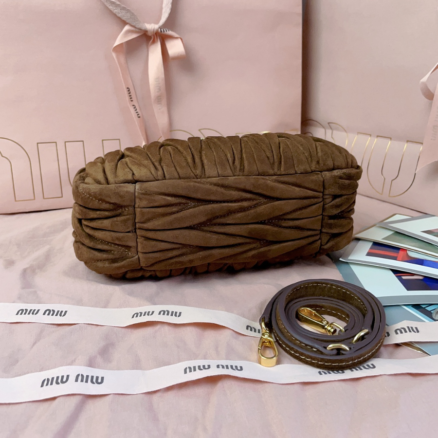 미우미우 완더 마틀라쎄 스웨이드 백 다크 브라운 5BC125 23137cm4.jpg