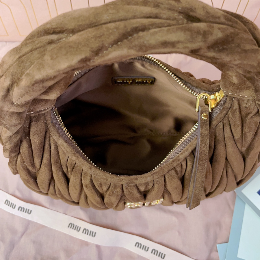 미우미우 완더 마틀라쎄 스웨이드 백 다크 브라운 5BC125 23137cm5.jpg