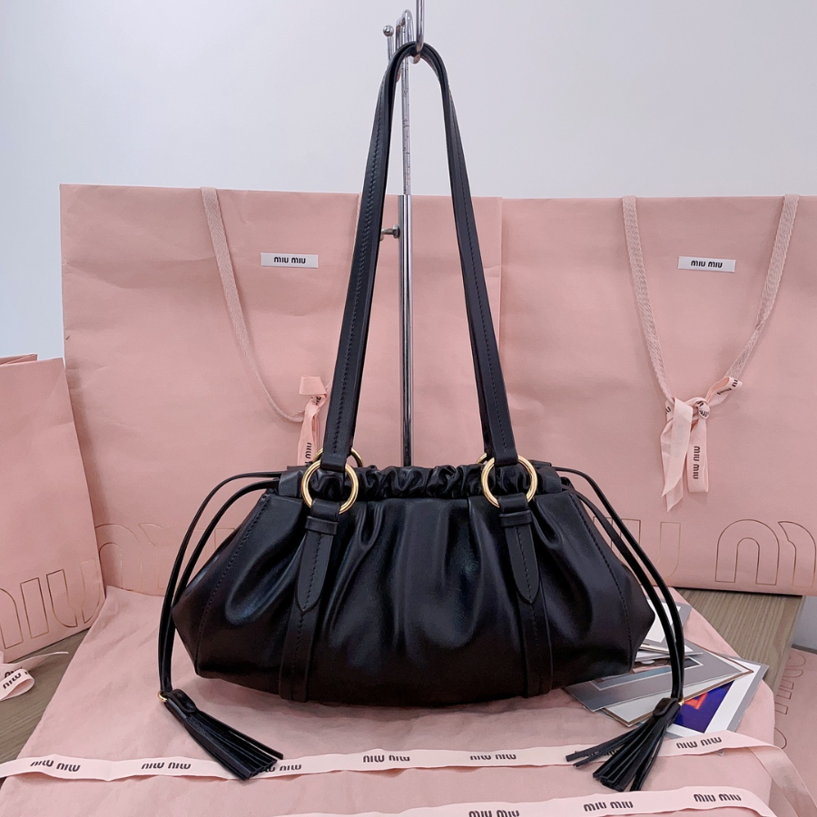 미우미우 쥬아 나파 백 블랙 5BG306 321610.5cm3.jpg