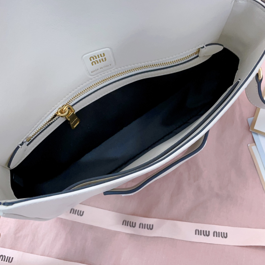 미우미우 패니 가죽 백 2313.55cm 5BD270 화이트9.jpg