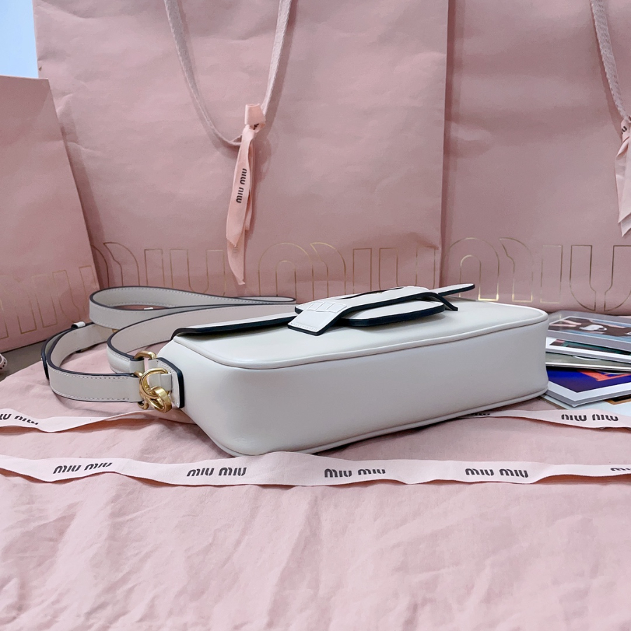 미우미우 패니 가죽 백 2313.55cm 5BD270 화이트5.jpg